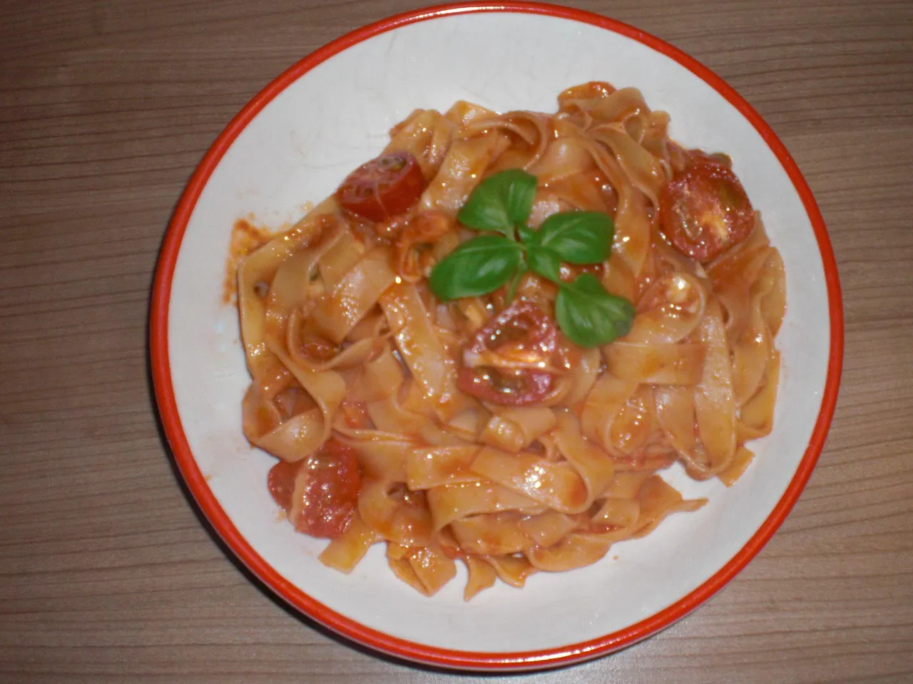 Makaron z sosem pomidorowym z mozzarellą