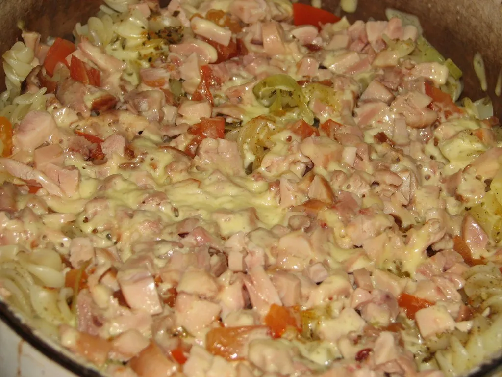 Szybka zapiekanka makaronowa z wędzonym kurczakiem