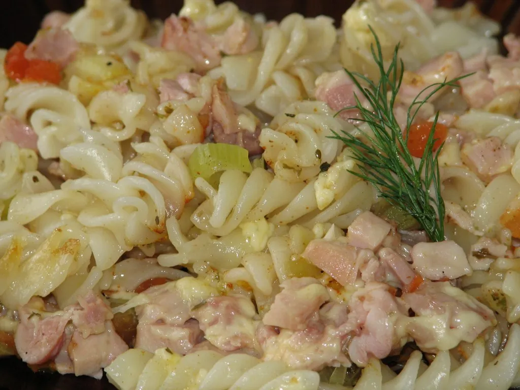 Szybka zapiekanka makaronowa z wędzonym kurczakiem
