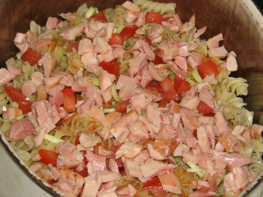 Szybka zapiekanka makaronowa z wędzonym kurczakiem