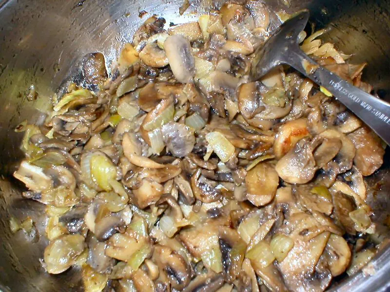 Zapiekane naleśniki z pieczarkami