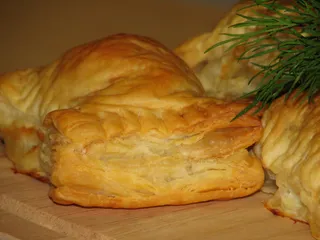 Pakieciki z wędzonym łososiem w cieście francuskim - 1