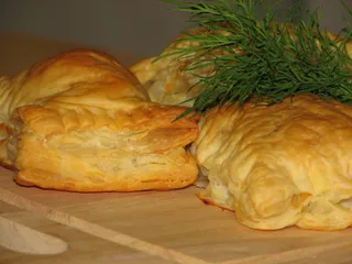 Pakieciki z wędzonym łososiem w cieście francuskim - 2