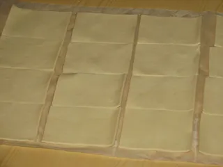 Pakieciki z wędzonym łososiem w cieście francuskim - 10