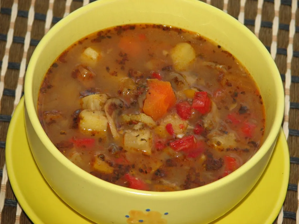 Pożywna zupa gulaszowa
