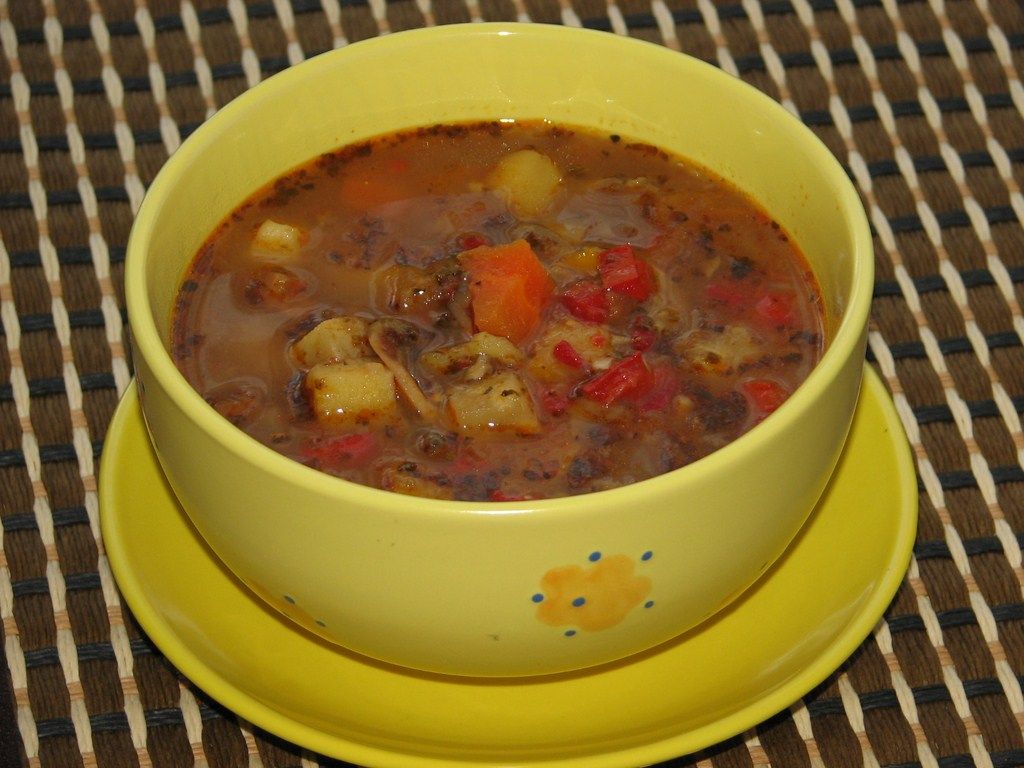 Pożywna zupa gulaszowa