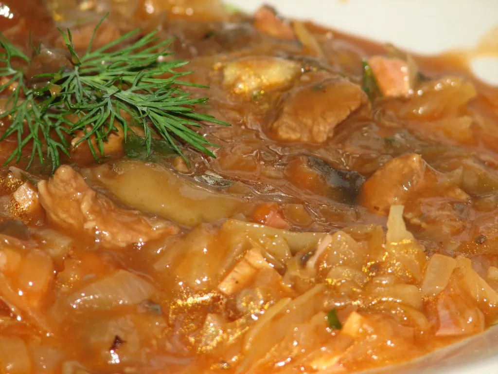 Bigos ze słodkiej i kwaśnej kapusty
