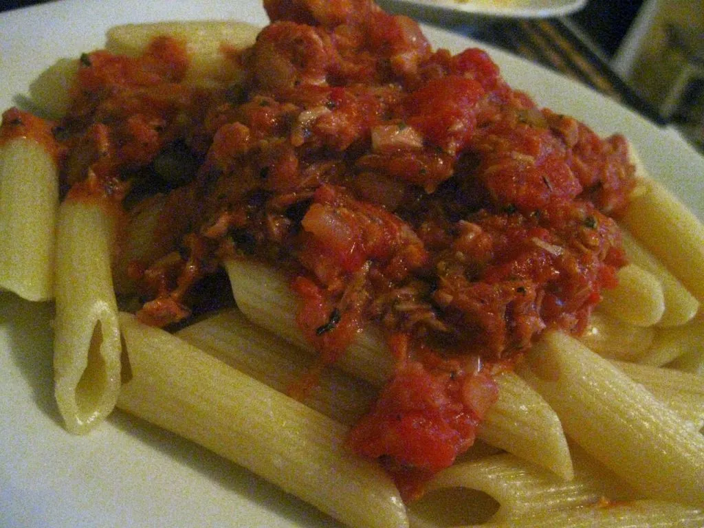 Penne z tuńczykiem i sosem pomidorowym