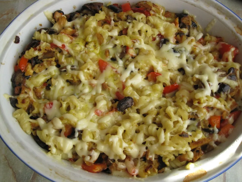 Zapiekanka makaronowo-pieczarkowa
