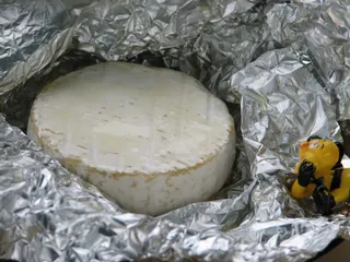 Miodowy camembert z grilla - 1