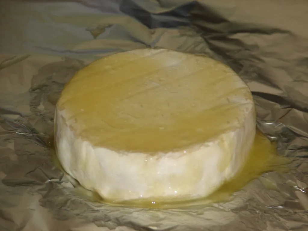 Miodowy camembert z grilla