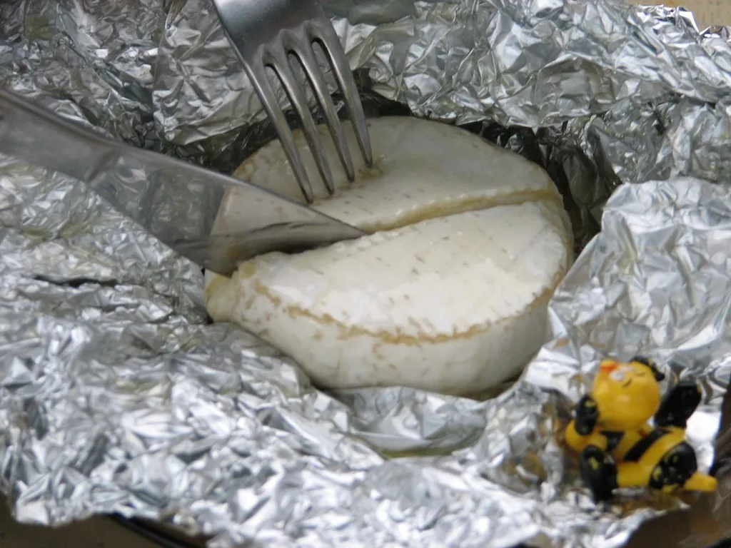 Miodowy camembert z grilla