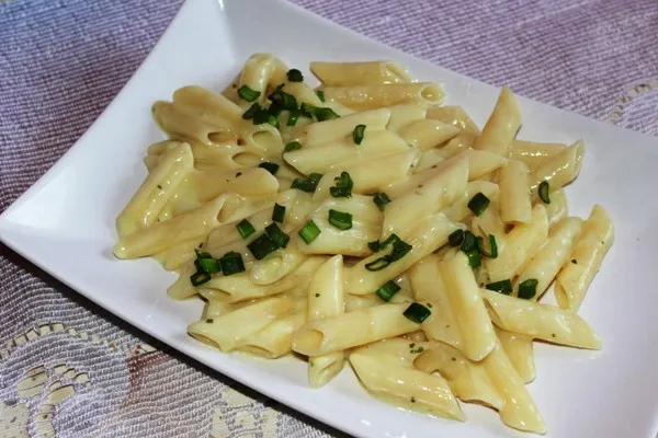 Makaron w sosie serowym