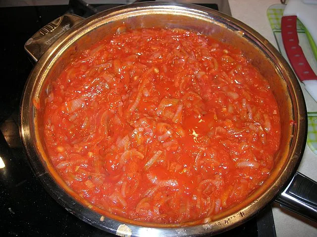 Sos pomidorowo-cebulowy