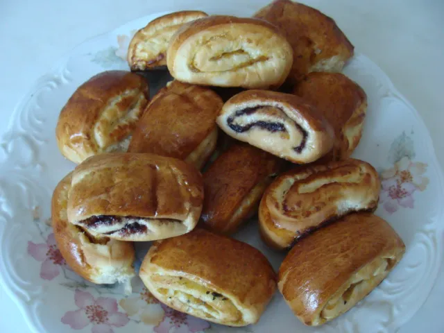 Ciastka drożdżowe z marmoladą lub makiem