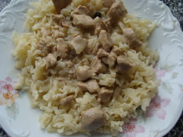 Makaron z sosem i mięsem