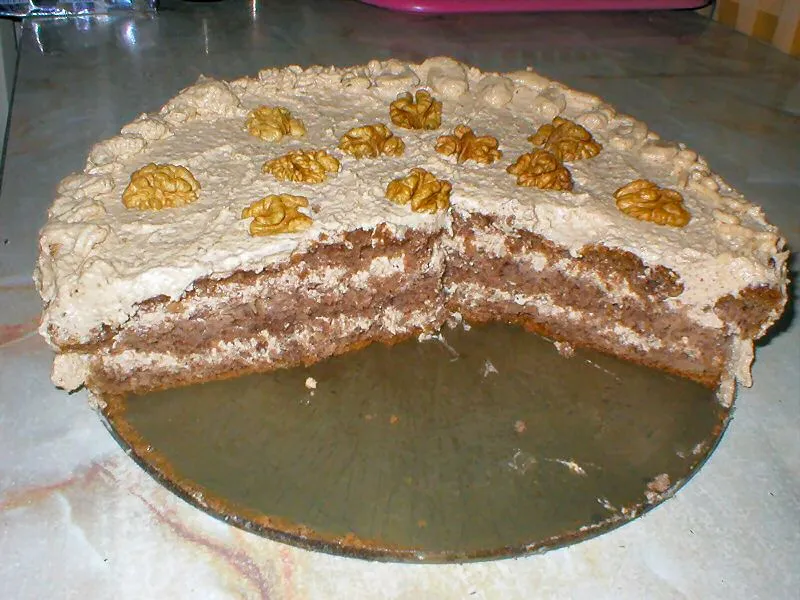 Tort biszkoptowo-orzechowy
