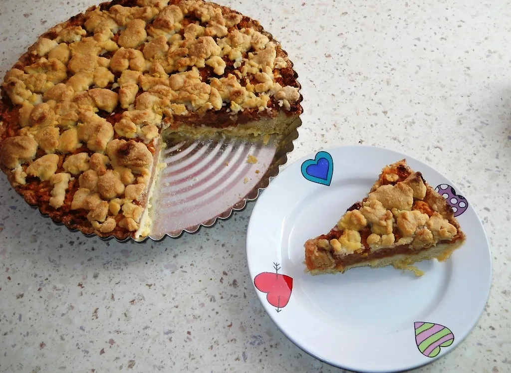 Tarta z jabłkami cynamonem i kruszonką
