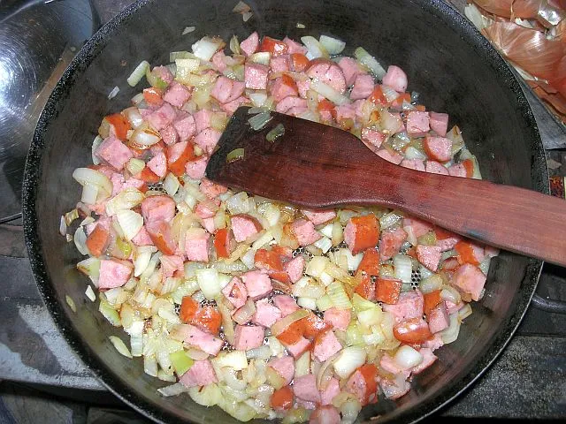 Kiełbasa smażona z cebulą