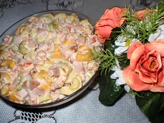 Sałatka z makaronem tortellini i pomidorami - 1