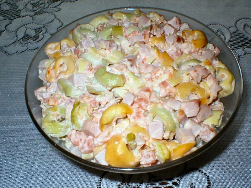 Sałatka z makaronem tortellini i pomidorami