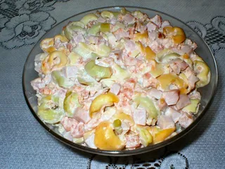 Sałatka z makaronem tortellini i pomidorami - 2