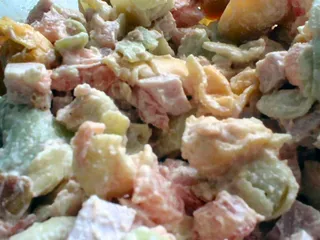 Sałatka z makaronem tortellini i pomidorami - 3