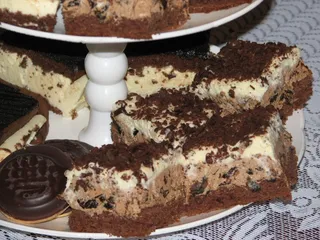 Biszkopt z Nutellą i suszonymi śliwkami - 1
