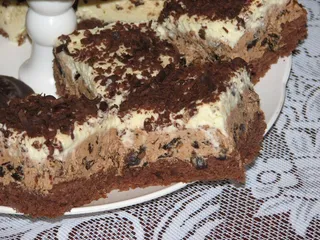 Biszkopt z Nutellą i suszonymi śliwkami - 5