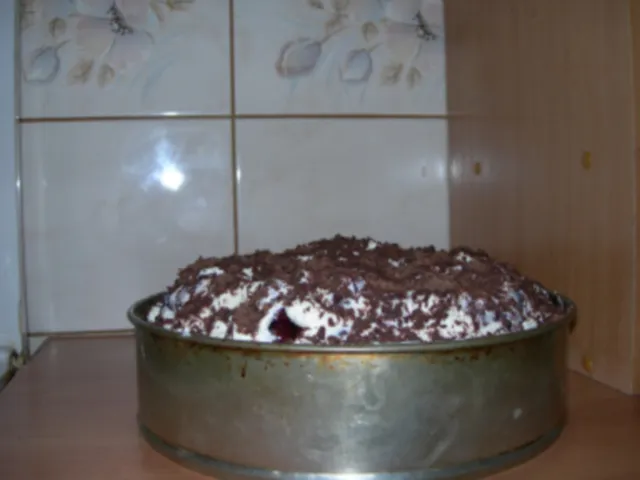 Tort wiśniowy z bitą śmietaną