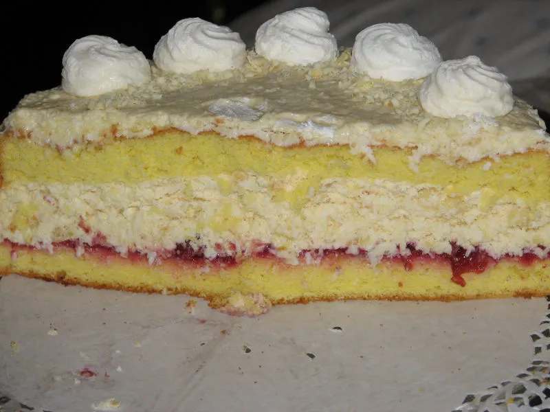 Tort Rafaello z konfiturą wiśniową