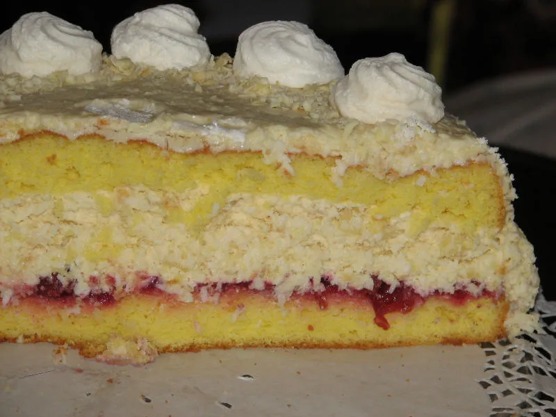 Tort Rafaello z konfiturą wiśniową