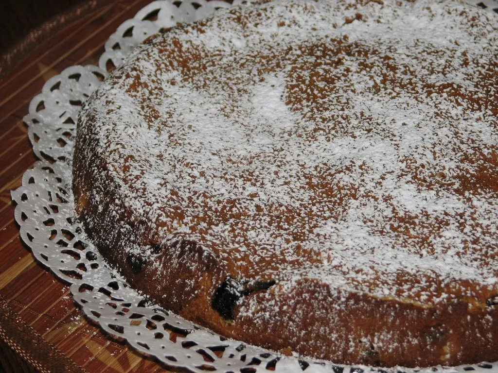 Ucierane ciasto z wiśniami