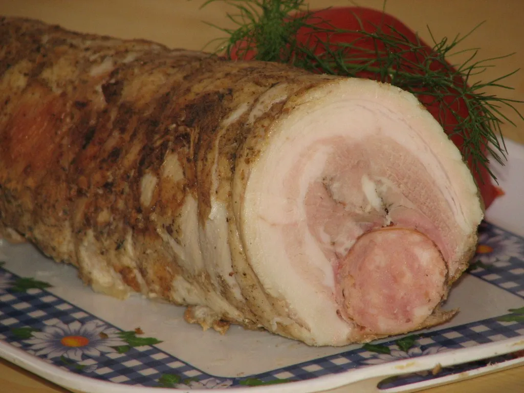 Boczek faszerowany kiełbaską
