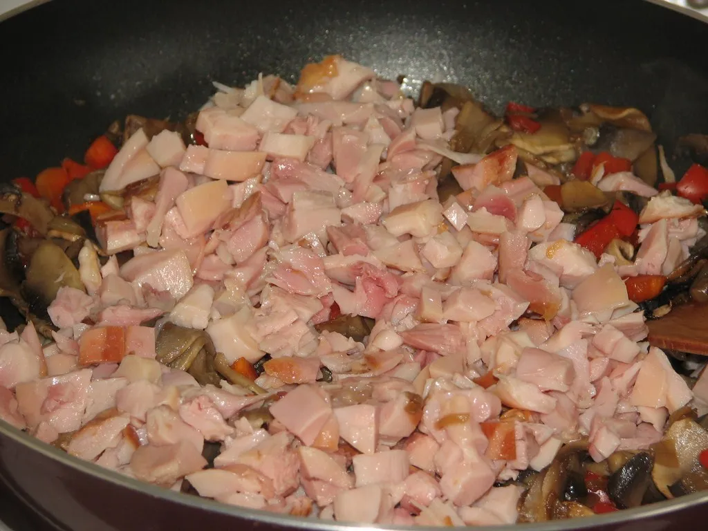 Makaronowo-paprykowa potrawka z wędzonym kurczakiem