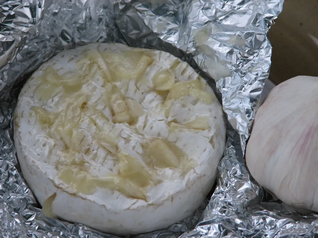 Camembert z czosnkiem z grilla