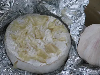 Camembert z czosnkiem z grilla - 2