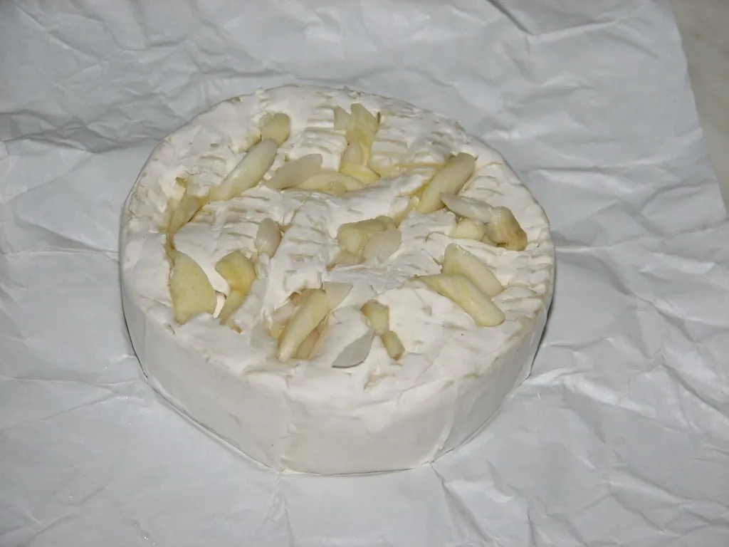 Camembert z czosnkiem z grilla
