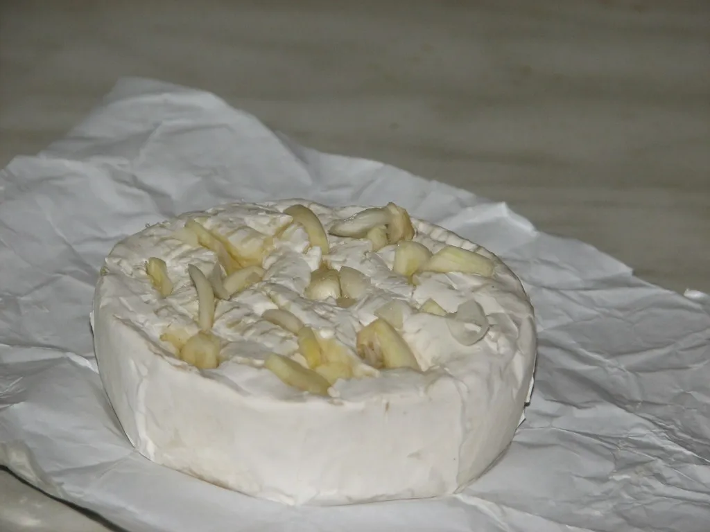 Camembert z czosnkiem z grilla