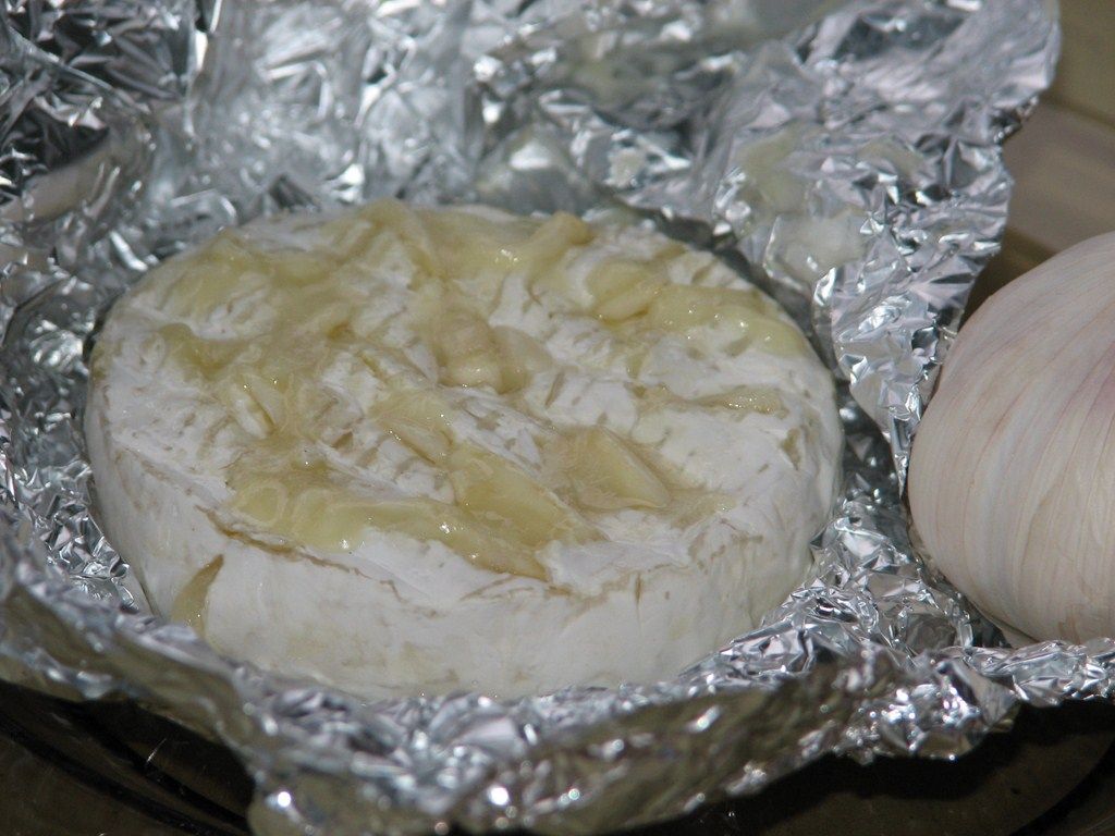 Camembert z czosnkiem z grilla