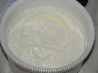 Kakaowy biszkopt z masą śmietankową i jagodami - 7