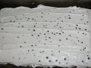 Kakaowy biszkopt z masą śmietankową i jagodami - 9
