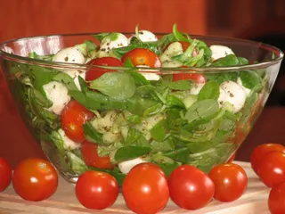 Lekka sałatka z roszponką, pomidorkami i mozzarellą - 1