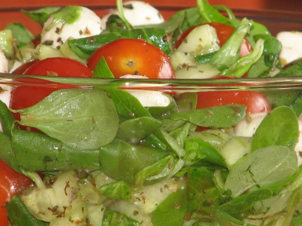 Lekka sałatka z roszponką, pomidorkami i mozzarellą