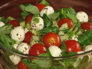Lekka sałatka z roszponką, pomidorkami i mozzarellą - 3