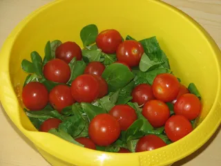 Lekka sałatka z roszponką, pomidorkami i mozzarellą - 6