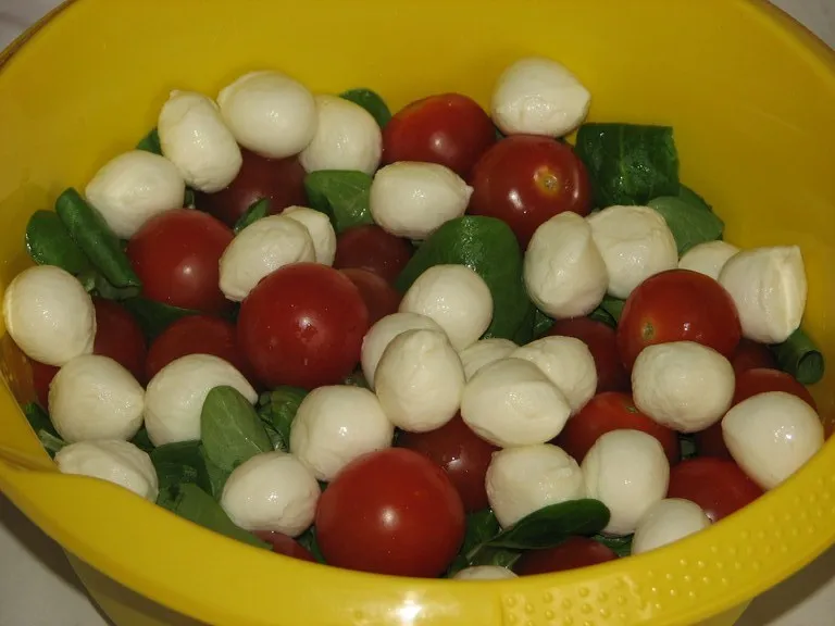 Lekka sałatka z roszponką, pomidorkami i mozzarellą