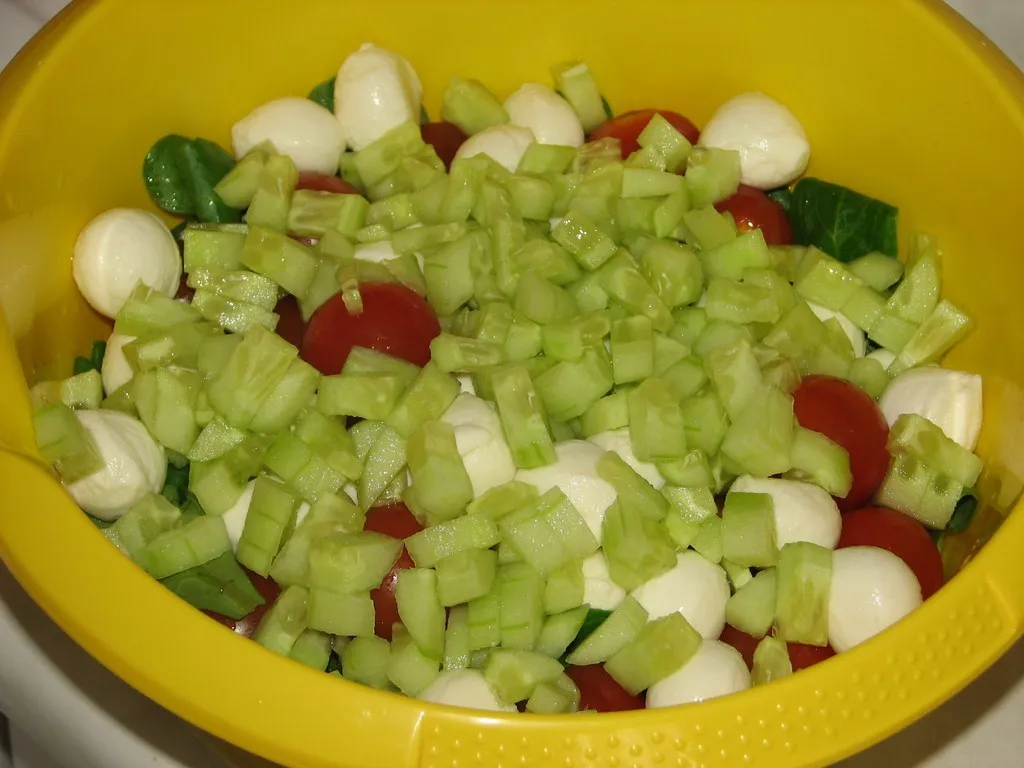Lekka sałatka z roszponką, pomidorkami i mozzarellą