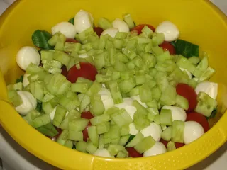 Lekka sałatka z roszponką, pomidorkami i mozzarellą - 8