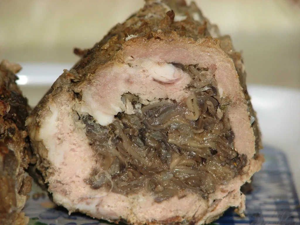 Rolada z karczku faszerowana pieczarkami